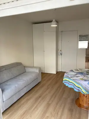 Coin salon dans l'établissement Charmant Studio à Boulogne Nord proche porte d'Auteuil
