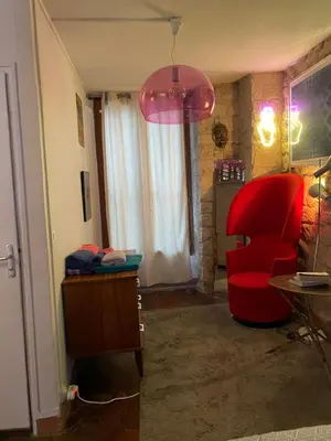 Coin salon dans l'établissement La Thipique