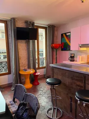 Cuisine ou kitchenette dans l'établissement La Thipique