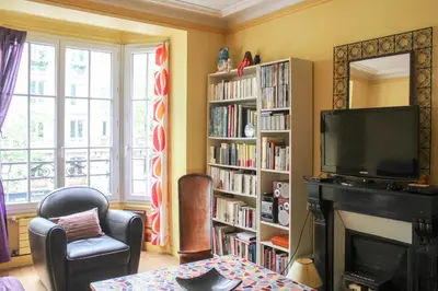 Bibliothèque dans l'appartement