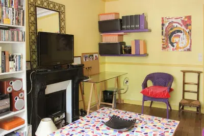 Télévision ou salle de divertissement dans l'établissement Cozy love nest near Stade de France