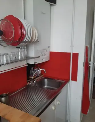 Cuisine ou kitchenette dans l'établissement Cozy love nest near Stade de France