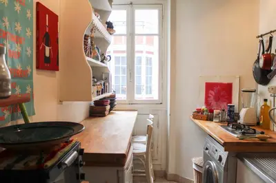 Cuisine ou kitchenette dans l'établissement Cozy love nest near Stade de France