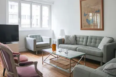 Coin salon dans l'établissement Spacious cocoon 2 steps from the Eiffel Tower