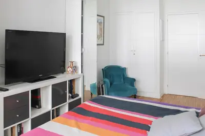 Télévision ou salle de divertissement dans l'établissement Spacious cocoon 2 steps from the Eiffel Tower