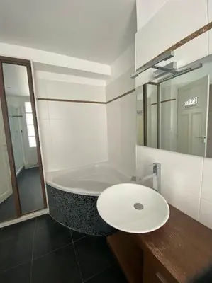 Salle de bains dans l'établissement Maison charme 7 min Paris jardin