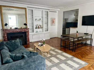 Télévision ou salle de divertissement dans l'établissement Appartement Haussmanannien Cosy - République