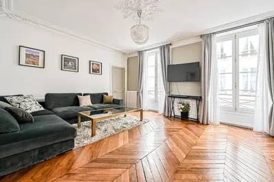 Télévision ou salle de divertissement dans l'établissement Appartement de luxe - Assemblée Nationale
