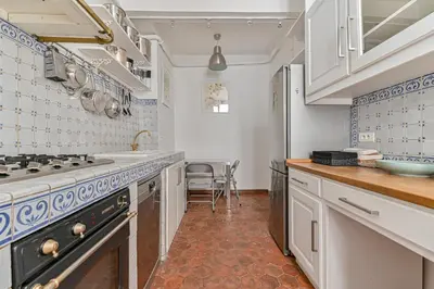 Cuisine ou kitchenette dans l'établissement Appartement de luxe - Assemblée Nationale