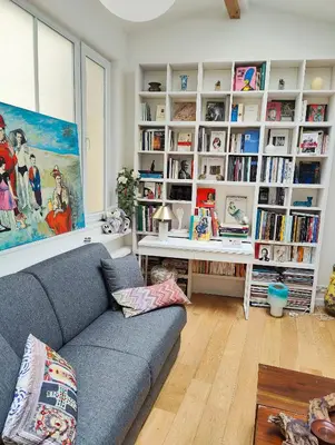 Bibliothèque dans l'appartement
