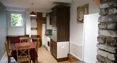 Cuisine ou kitchenette dans l'établissement Une petite maison en ville