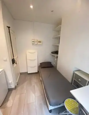 Cuisine ou kitchenette dans l'établissement Small studio near Eiffel Tower