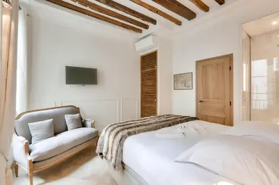 Un ou plusieurs lits dans un hébergement de l'établissement Luxurious 3BD with 3BR and AC
