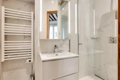 Salle de bains dans l'établissement Luxurious 3BD with 3BR and AC