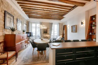 Télévision ou salle de divertissement dans l'établissement Luxurious 3BD with 3BR and AC