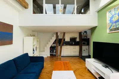 Télévision ou salle de divertissement dans l'établissement Bright duplex on the top floor - close to Opera