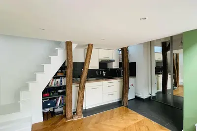 Cuisine ou kitchenette dans l'établissement Bright duplex on the top floor - close to Opera