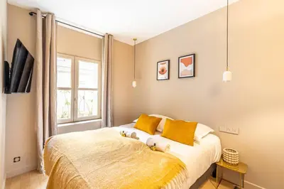 Un ou plusieurs lits dans un hébergement de l'établissement Lovely apartment in the heart of Paris
