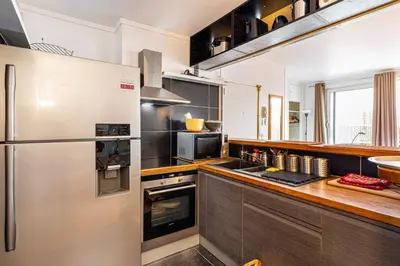 Cuisine ou kitchenette dans l'établissement GuestReady - Magic View Montparnasse Big Terrace