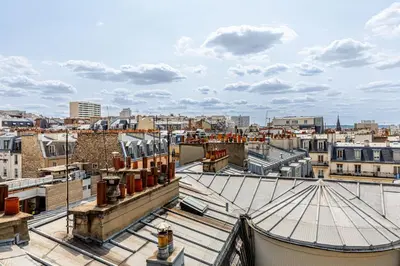 Vue générale sur Paris ou vue de la ville depuis l'appartement