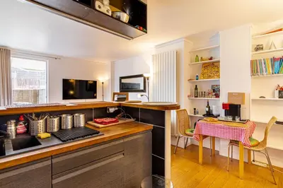 Cuisine ou kitchenette dans l'établissement GuestReady - Magic View Montparnasse Big Terrace