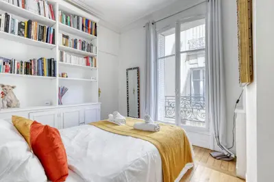 Un ou plusieurs lits dans un hébergement de l'établissement Lovely & quiet 1 Bdr Flat at the Luxury 16th Paris