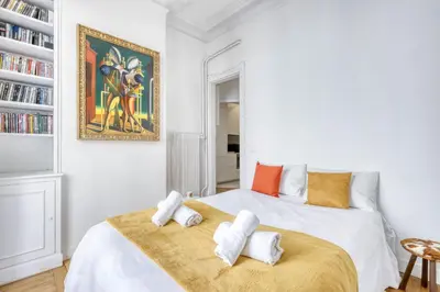 Un ou plusieurs lits dans un hébergement de l'établissement Lovely & quiet 1 Bdr Flat at the Luxury 16th Paris