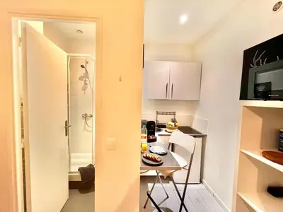 Cuisine ou kitchenette dans l'établissement Le Studio Courbevoie 2P BAIL MOBILITE