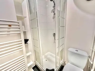 Salle de bains dans l'établissement Le Studio Courbevoie 2P BAIL MOBILITE