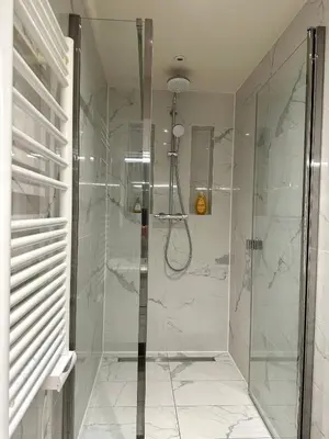 Salle de bains dans l'établissement Cosy, appartement refait à neuf limite 16