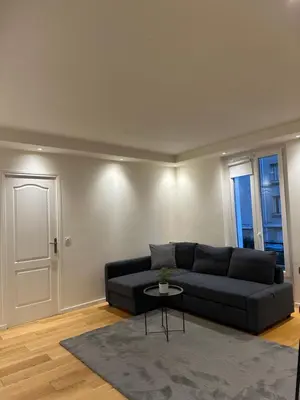 Coin salon dans l'établissement Cosy, appartement refait à neuf limite 16