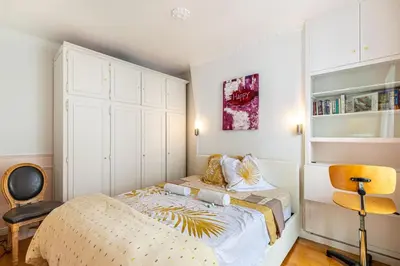Un ou plusieurs lits dans un hébergement de l'établissement GuestReady - Appartement baigné de lumière au 7e.