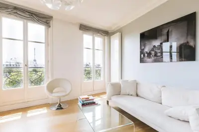 Coin salon dans l'établissement Central&Spacious 2BD Apart for 4 in Champs Elysées