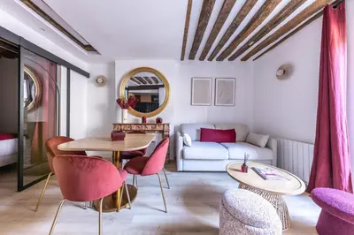 Coin salon dans l'établissement Luxury Newly Renovated 4 stars Prestige Apartment , Panthéon Area, Central Paris