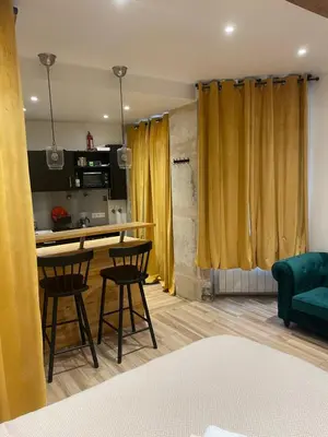 Cuisine ou kitchenette dans l'établissement Superbe Studio Montmartre, rue des Abbesses