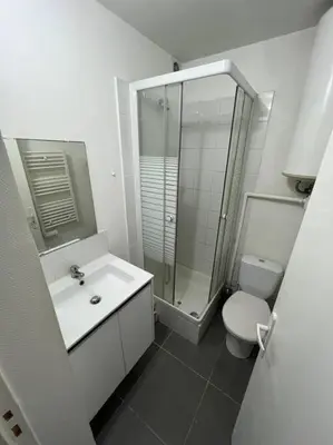 Salle de bains dans l'établissement Studio proche La Defense