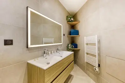Salle de bains dans l'établissement Parking Gratuit - Montmartre Charme & Patio Privé - Sacré-Cœur Metro Anvers