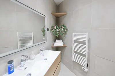 Salle de bains dans l'établissement Parking Gratuit - Montmartre Charme & Patio Privé - Sacré-Cœur Metro Anvers
