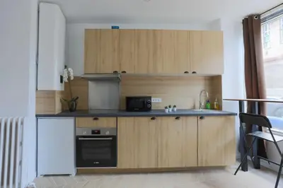Cuisine ou kitchenette dans l'établissement Très beau T3 proche RER Port Royal 6 pers