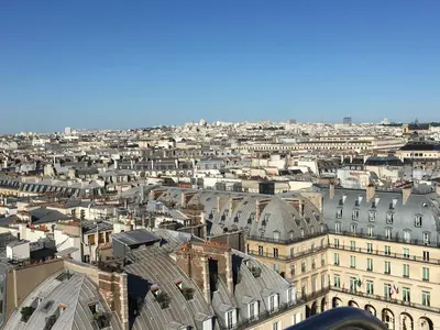 Vue générale sur Paris ou vue de la ville depuis l'appartement