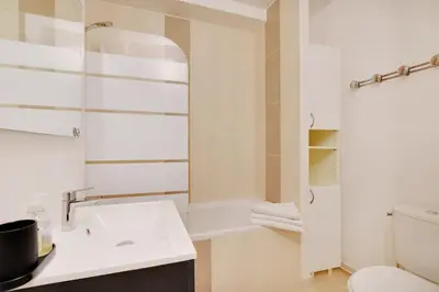 Salle de bains dans l'établissement Maison de la Radio - Tour Effeil