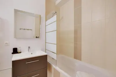 Salle de bains dans l'établissement Maison de la Radio - Tour Effeil