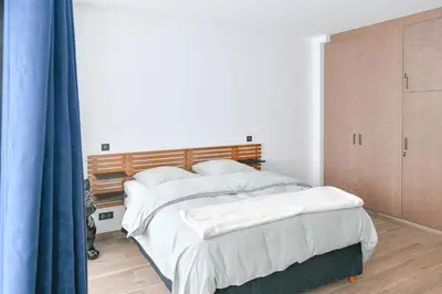 Un ou plusieurs lits dans un hébergement de l'établissement Parking Gratuit À Paris Montmartre Charme et Élégance - Appartement Lumineux à Deux Pas du Sacré-Cœur - Parking Gratuit - Sacré-Cœur -Metro Anvers