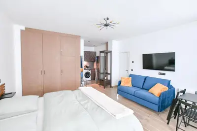 Télévision ou salle de divertissement dans l'établissement Parking Gratuit À Paris Montmartre Charme et Élégance - Appartement Lumineux à Deux Pas du Sacré-Cœur - Parking Gratuit - Sacré-Cœur -Metro Anvers