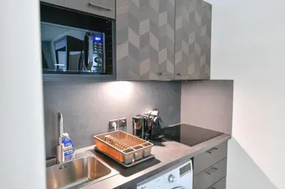 Cuisine ou kitchenette dans l'établissement Parking Gratuit À Paris Montmartre Charme et Élégance - Appartement Lumineux à Deux Pas du Sacré-Cœur - Parking Gratuit - Sacré-Cœur -Metro Anvers