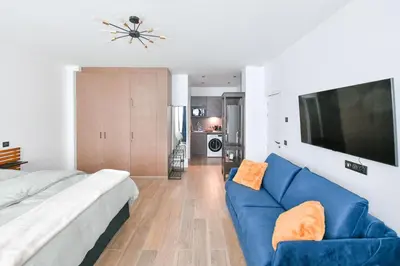 Télévision ou salle de divertissement dans l'établissement Parking Gratuit À Paris Montmartre Charme et Élégance - Appartement Lumineux à Deux Pas du Sacré-Cœur - Parking Gratuit - Sacré-Cœur -Metro Anvers