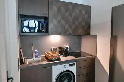 Cuisine ou kitchenette dans l'établissement Parking Gratuit À Paris Montmartre Charme et Élégance - Appartement Lumineux à Deux Pas du Sacré-Cœur - Parking Gratuit - Sacré-Cœur -Metro Anvers