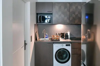 Cuisine ou kitchenette dans l'établissement Parking Gratuit À Paris Montmartre Charme et Élégance - Appartement Lumineux à Deux Pas du Sacré-Cœur - Parking Gratuit - Sacré-Cœur -Metro Anvers
