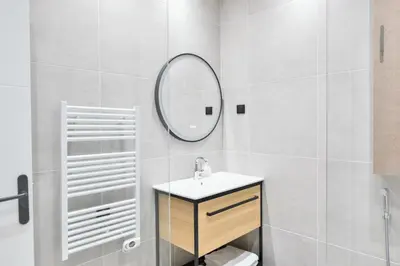 Salle de bains dans l'établissement Parking Gratuit À Paris Montmartre Charme et Élégance - Appartement Lumineux à Deux Pas du Sacré-Cœur - Parking Gratuit - Sacré-Cœur -Metro Anvers