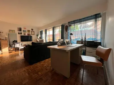 Coin salon dans l'établissement Grand appartement avec balcon et parking gratuit sur place
